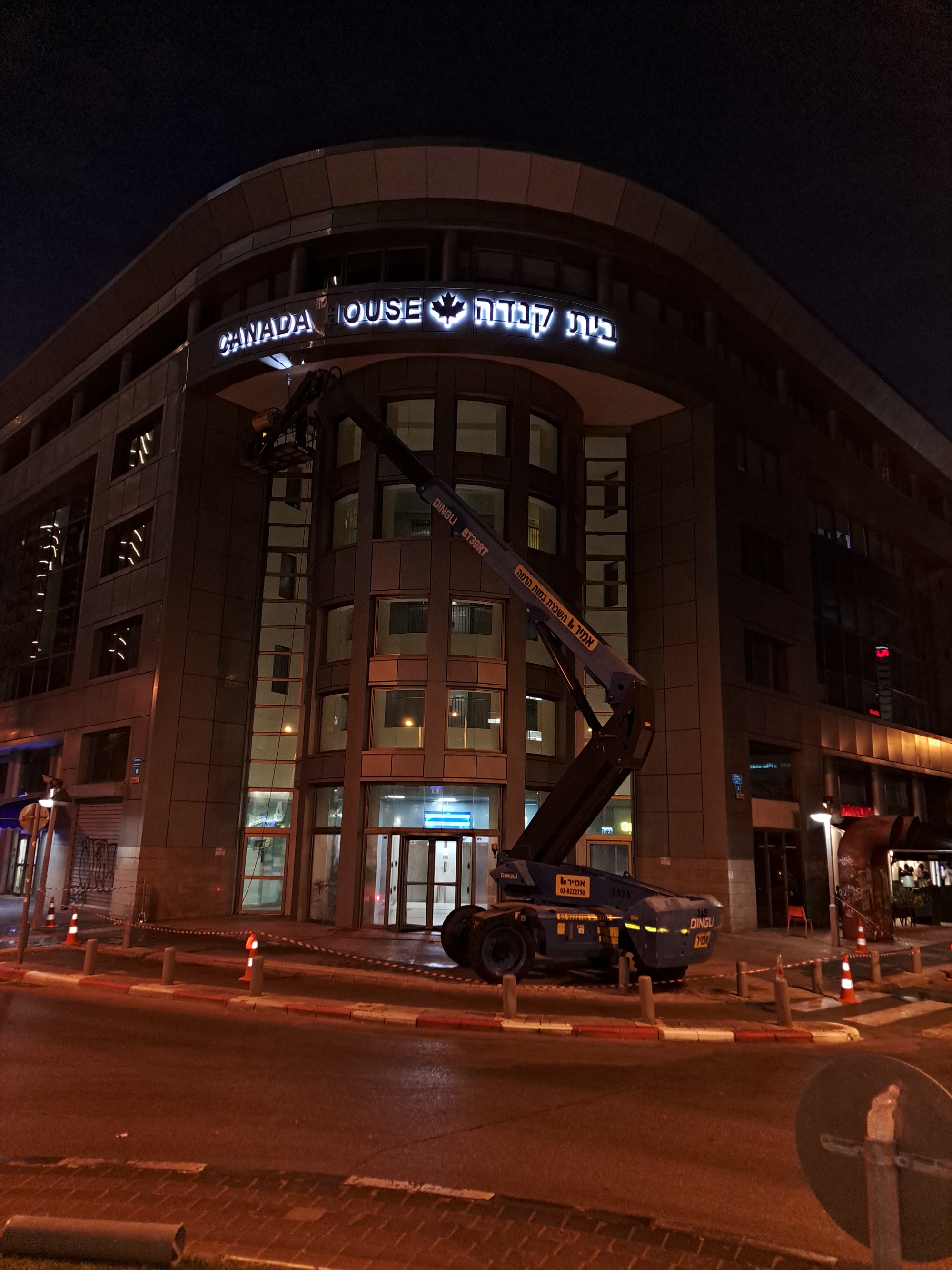 עבודה על במת הרמה בלילה ניקוי חלונות באוסמוזה הפוכה