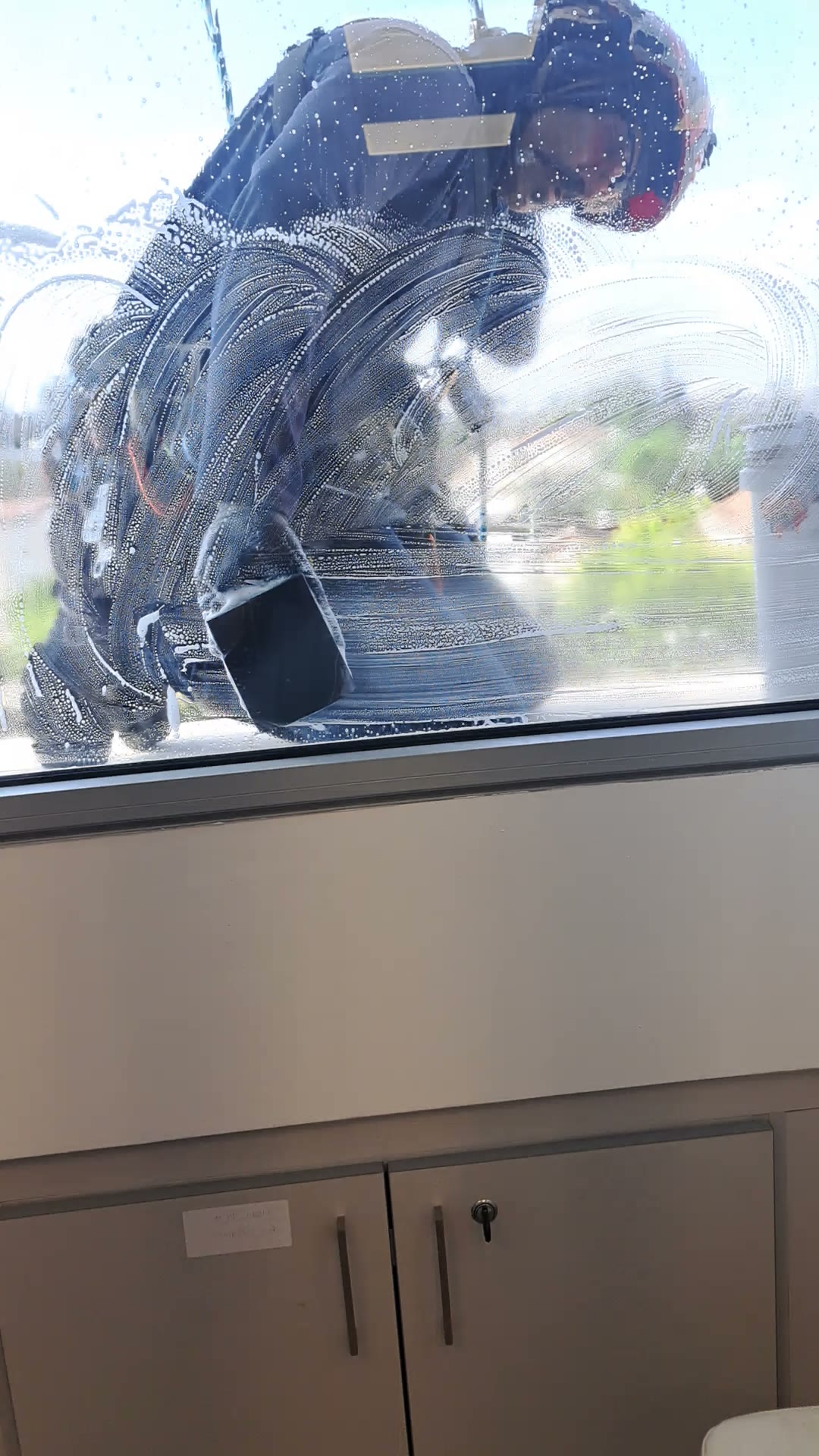 ניקוי חלונות בגישת חבלים